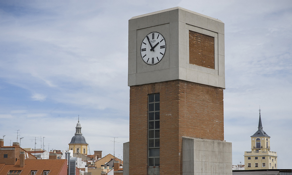 Reloj edificio campus Madrid-Puerta de Toledo